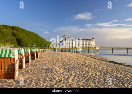Sellin, Allemagne - 8 juillet 2024 : la jetée de Sellin au lever du soleil en été, ciel nuageux coloré Banque D'Images