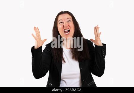 Femme d'affaires d'âge moyen portant un costume sur fond blanc isolé criant et criant avec une expression agressive et les bras levés. Frustration contre Banque D'Images