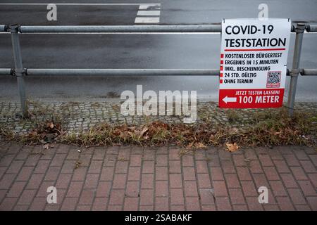 Berlin, Allemagne. 29 janvier 2025. Un vieux panneau pour une station de test COVID-19 est accroché à une rampe. Crédit : Sebastian Gollnow/dpa/Alamy Live News Banque D'Images