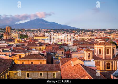 Catane, Sicile, Italie avec Mt. Etna au crépuscule. Banque D'Images