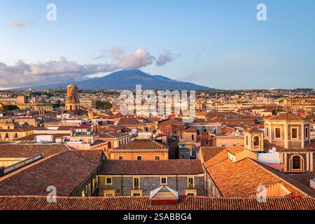 Catane, Sicile, Italie avec Mt. Etna au crépuscule. Banque D'Images