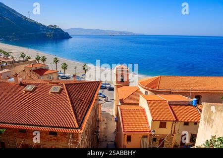 Scilla, Italie le long de la plage et de la côte. Banque D'Images