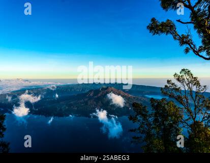 Mont Batur vu du Mont Abang, Bali, avec une mer de nuages à couper le souffle. Banque D'Images