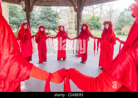 Londres, Royaume-Uni. 29 JANVIER 2025. Le groupe de performance « Red Rebellion » d'extinction Rebellion le premier jour de l'appel de masse de deux jours contre les peines de prison « indûment sévères » de 16 manifestants climatiques du groupe radical Just Stop Oil au cours des deux prochains jours. Crédit Milo Chandler/Alamy Live News Banque D'Images