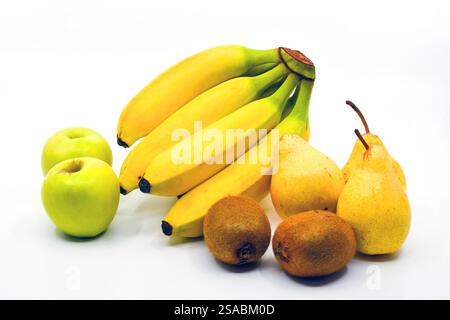 Sélection de fruits frais isolés sur un fond blanc Uni. Concept d'alimentation saine. Banque D'Images
