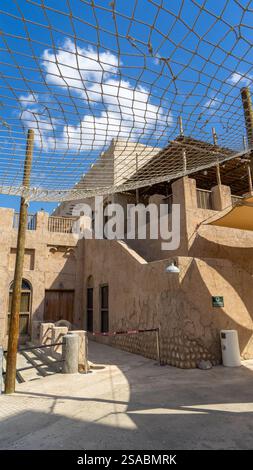 Rue de Dubaï vieille ville ou ville ou vieux village Al Seef Khor dans le quartier Al Fahidi, Émirats arabes Unis. Image verticale. Banque D'Images