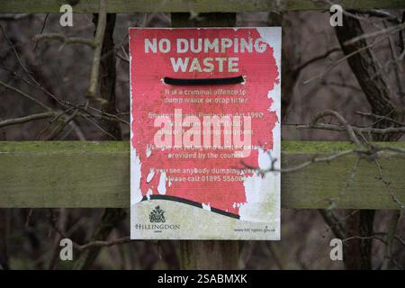 Sipson, West Drayton, arrondissement londonien de Hillingdon, Royaume-Uni. 28 janvier 2025. Un panneau No dump Waste près de Fly-Tipping dans une rue du village de Sipson dans le quartier londonien de Hillingdon. Crédit : Maureen McLean/Alamy Live News Banque D'Images