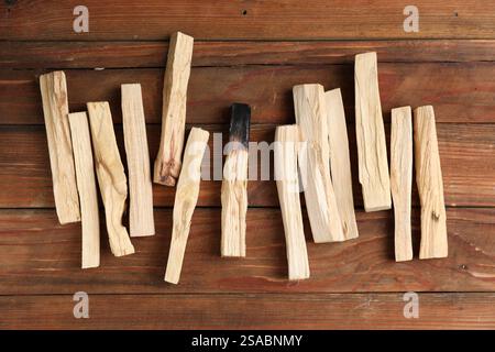 Palo santo colle sur une table en bois, plat Banque D'Images