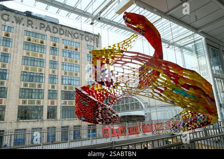 Londres, Royaume-Uni. 29 janvier 2025. Une sculpture rouge et jaune à grande échelle devant la gare de Paddington marque l'année du serpent alors que des millions de personnes commencent à célébrer le nouvel an lunaire. Crédit : onzième heure photographie/Alamy Live News Banque D'Images