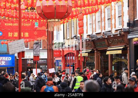 Londres, Royaume-Uni, 29 janvier 2025. Chinatown, dans le centre de Londres, est animé par les gens qui commencent les célébrations, font du shopping et mangent pour le nouvel an lunaire, l'année du serpent. Des danses et des défilés du lion et du dragon auront lieu ce week-end. Crédit : Monica Wells/Alamy Live News Banque D'Images