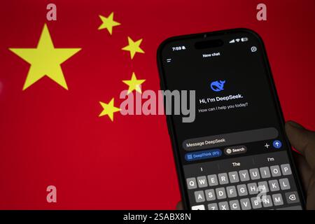 Dans cette illustration photo, l'application DeepSeek est affichée sur un écran iPhone à côté du drapeau chinois, le 29 janvier 2025 à New Delhi, Inde, Asie Banque D'Images