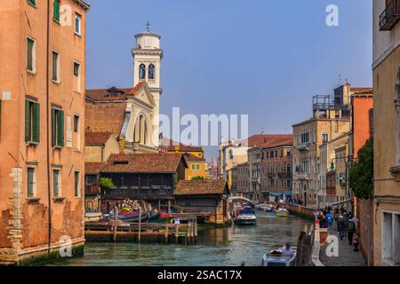 Dorsoduro sestiere avec église San Trovaso, canal et chantier naval dans la ville de Venise, Italie. Banque D'Images