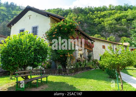 Cour intérieure du monastère de Moraca. Monastère orthodoxe serbe situé dans la vallée de la rivière Moraca à Kolasin, au centre du Monténégro. Banque D'Images