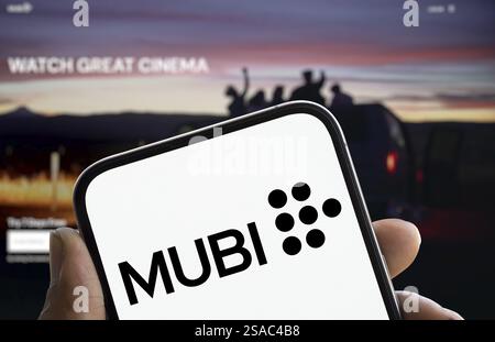 Le logo MUBI est affiché sur le smartphone. MUBI est une plateforme de streaming vidéo Banque D'Images