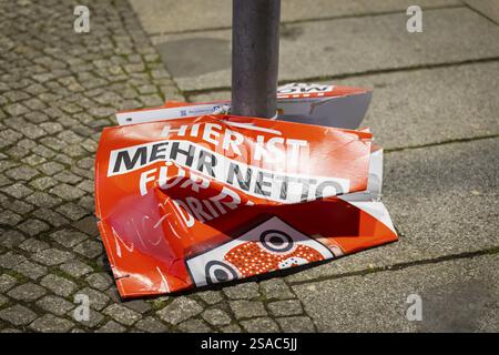 La phase chaude de la campagne électorale de l'État en Saxe peut être vu dans la quantité de messages différents sur les arbres et les lampadaires. Ici, un élec. De vitesse endommagé Banque D'Images