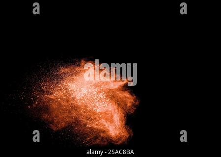 Un nuage de fumée orange vif s'élève du sol Banque D'Images