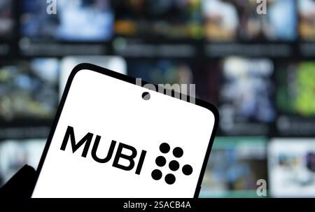 Le logo MUBI est affiché sur le smartphone. MUBI est une plateforme de streaming vidéo Banque D'Images