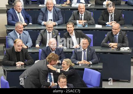Berlin, Allemagne. 29 janvier 2025. Le groupe parlementaire AFD célèbre le vote au Bundestag pour renforcer la politique migratoire. Crédit : Michael Kappeler/dpa/Alamy Live News Banque D'Images