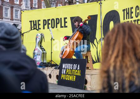 Londres, Royaume-Uni. 29 JANVIER 2025. Devant les cours royales de justice le premier jour de l'appel de masse de deux jours contre les peines de prison "indûment sévères" de 16 manifestants contre le changement climatique du groupe radical Just Stop Oil au cours des deux prochains jours. Crédit Milo Chandler/Alamy Live News Banque D'Images