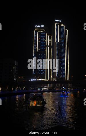 Horizon nocturne du quartier résidentiel de Dubai Marina. Dubaï, Émirats arabes Unis. Banque D'Images