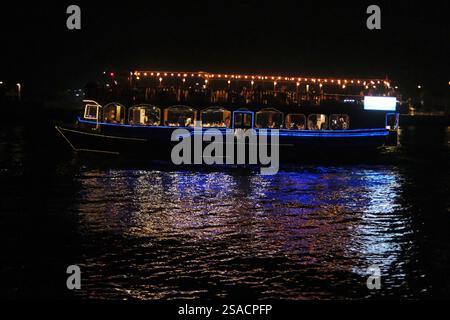 croisière nocturne à la marina de dubaï. Yachts de luxe dans les lumières de nuit sur l'eau. Dubaï, Émirats arabes Unis. Banque D'Images
