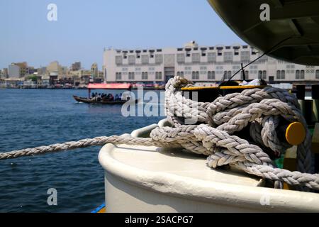 Vue de Dubaï Creek, quartier de Deira. Bateau taxi arabe traditionnel, abra ou boutre. Dubaï, Émirats arabes Unis. Banque D'Images