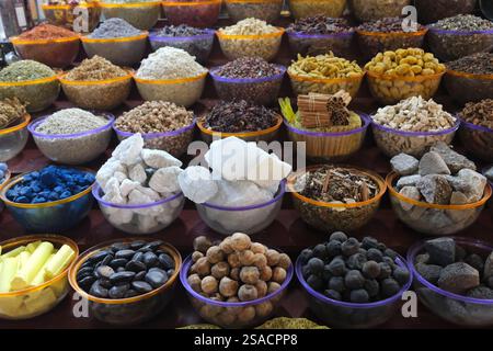 Épices arabes exposées dans une boutique du souk aux épices de Deira. Dubaï, Émirats arabes Unis. Banque D'Images