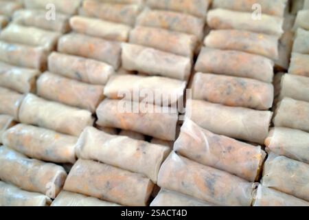 Fabrication de rouleaux de printemps traditionnels de porc vietnamien. Nourriture de rue. Banque D'Images