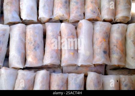 Fabrication de rouleaux de printemps traditionnels de porc vietnamien. Nourriture de rue. Banque D'Images
