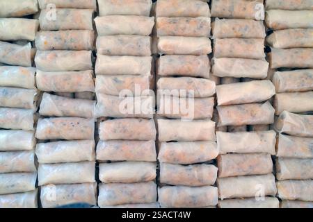 Fabrication de rouleaux de printemps traditionnels de porc vietnamien. Nourriture de rue. Banque D'Images