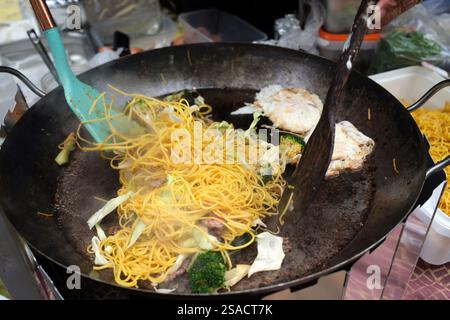 Nouilles asiatiques sautées avec des légumes. Paris. France. Banque D'Images