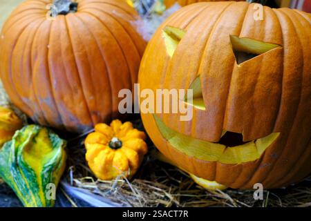 Halloween lanterne de citrouille tête effrayante visage avec mauvais eye jack. France. Banque D'Images