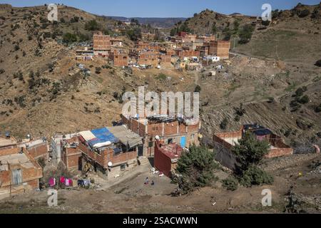 Bâtiments sur les collines à la périphérie d'Azrou, Maroc. Banque D'Images