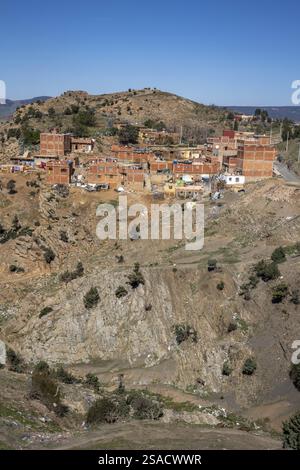 Bâtiments sur les collines à la périphérie d'Azrou, Maroc. Banque D'Images