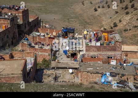 Bâtiments sur les collines à la périphérie d'Azrou, Maroc. Banque D'Images