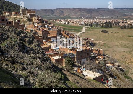 Bâtiments sur les collines à la périphérie d'Azrou, Maroc. Banque D'Images