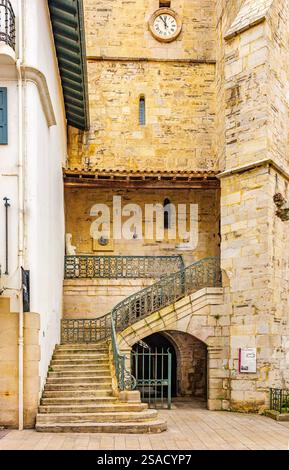 Passage en pierre voûtée menant à l'entrée de l'église Saint-Jean-Baptiste à Saint-Jean-de-Luz, France, vue depuis la rue Léon Gambetta. Banque D'Images