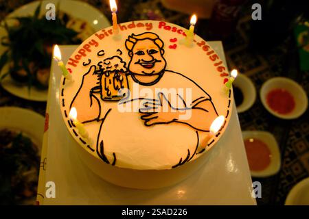 Gâteau d'anniversaire avec des bougies. Joyeux anniversaire. CA Mau. Vietnam. Banque D'Images