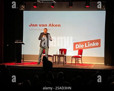 Berlin, Allemagne. 29 janvier 2025. Le principal candidat et président fédéral Jan van Aken est sur scène lors d'un événement de campagne électorale de son parti Die Linke à Kreuzberg dans une salle bien remplie. Crédit : Verena Schmitt-Roschmann/dpa/Alamy Live News Banque D'Images