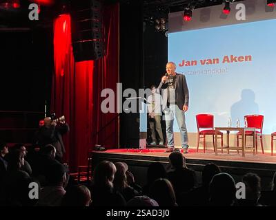 Berlin, Allemagne. 29 janvier 2025. Le principal candidat et président fédéral Jan van Aken est sur scène lors d'un événement de campagne électorale de son parti Die Linke à Kreuzberg dans une salle bien remplie. Crédit : Verena Schmitt-Roschmann/dpa/Alamy Live News Banque D'Images