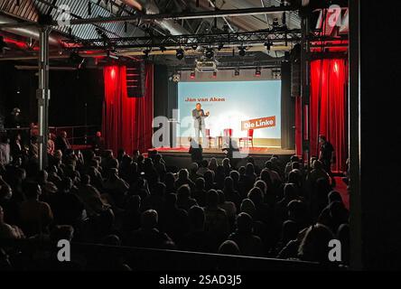 Berlin, Allemagne. 29 janvier 2025. Le principal candidat et président fédéral Jan van Aken est sur scène lors d'un événement de campagne électorale de son parti Die Linke à Kreuzberg dans une salle bien remplie. Crédit : Verena Schmitt-Roschmann/dpa/Alamy Live News Banque D'Images