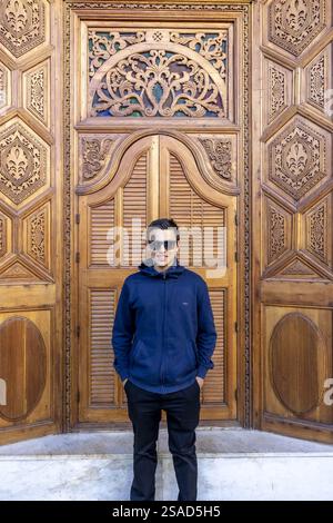 Jeune homme européen debout dans un palais à Marrakech, Maroc Banque D'Images