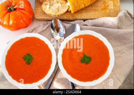 Célèbre soupe de légumes de Cordoue, Andalousie salmorejo servi froid dans le café pour le déjeuner comme plat d'entrée, nourriture végétarienne Banque D'Images