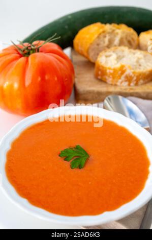 Célèbre soupe de légumes de Cordoue, Andalousie salmorejo servi froid dans le café pour le déjeuner comme plat d'entrée, nourriture végétarienne Banque D'Images