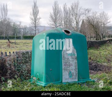 Récipient de recyclage de verre dans une ville rurale. Banque D'Images