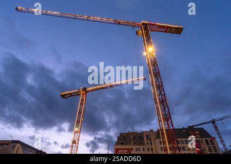 Beleuchtete Baukräne an der Baustelle Laurenz Carre in Köln *** grues de construction éclairées sur le chantier Laurenz Carre à Cologne Nordrhein-Westfalen Deutschland, Allemagne GMS18435 Banque D'Images