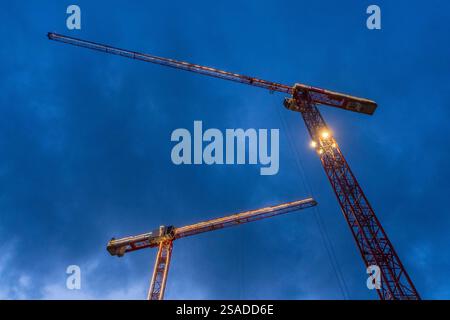 Beleuchtete Baukräne an der Baustelle Laurenz Carre in Köln *** grues de construction éclairées sur le chantier Laurenz Carre à Cologne Nordrhein-Westfalen Deutschland, Allemagne GMS18437 Banque D'Images