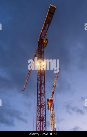 Beleuchtete Baukräne an der Baustelle Laurenz Carre in Köln *** grues de construction éclairées sur le chantier Laurenz Carre à Cologne Nordrhein-Westfalen Deutschland, Allemagne GMS18439 Banque D'Images