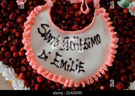 Repas baptisé dans un restaurant. Gâteau en forme de coeur. Treviso. Italie. Banque D'Images