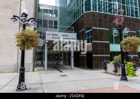 Ottawa, Canada - le 1er octobre 2024 : entrée de l'édifice de l'administration centrale du ministère de la Justice au centre-ville Banque D'Images
